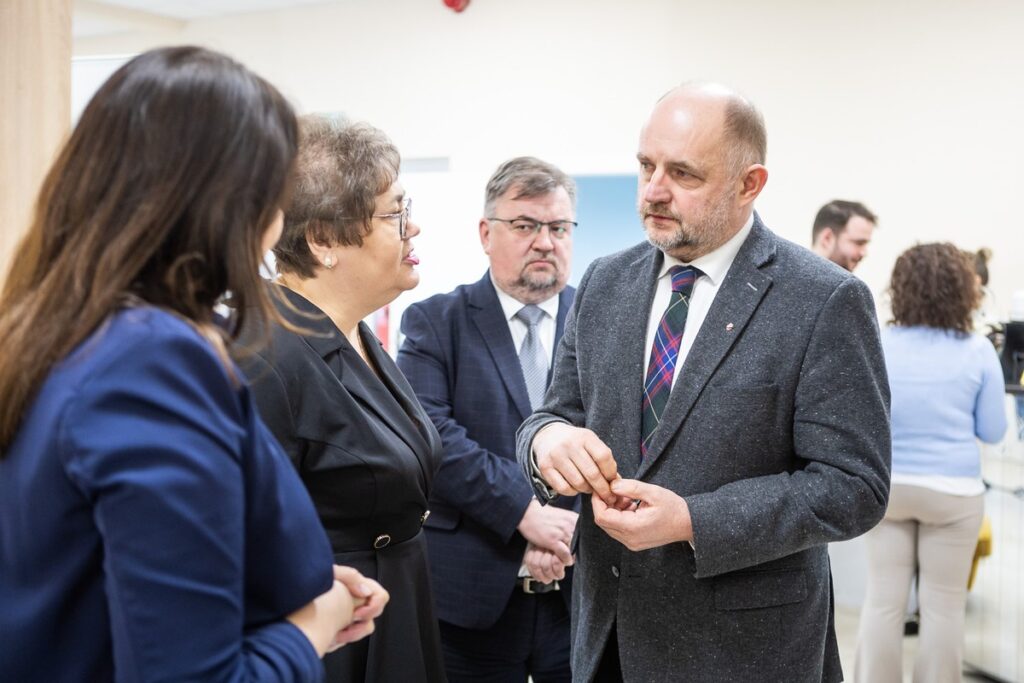Otwarcie centrum opiekuńczo-mieszkalnego w Gronowie, fot. Szymon Zdziebło/tarantoga.pl. dla UMWKP