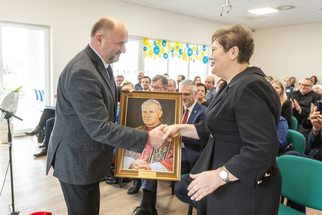 Otwarcie centrum opiekuńczo-mieszkalnego w Gronowie, fot. Szymon Zdziebło/tarantoga.pl. dla UMWKP