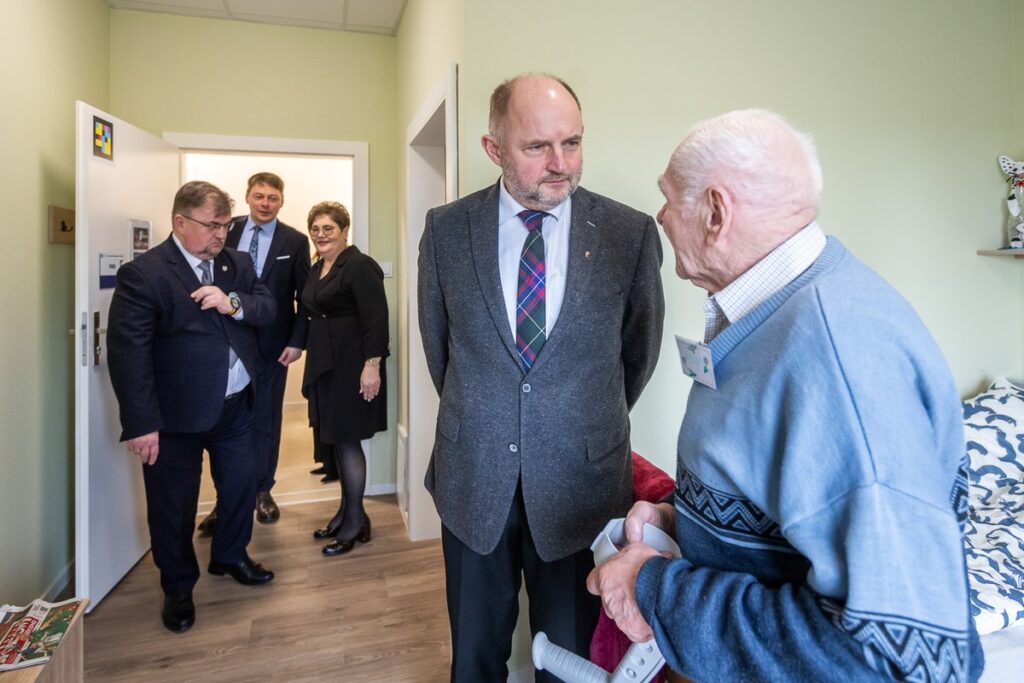 Otwarcie centrum opiekuńczo-mieszkalnego w Gronowie, fot. Szymon Zdziebło/tarantoga.pl. dla UMWKP