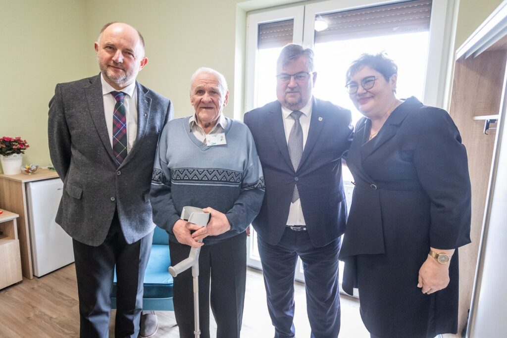 Otwarcie centrum opiekuńczo-mieszkalnego w Gronowie, fot. Szymon Zdziebło/tarantoga.pl. dla UMWKP