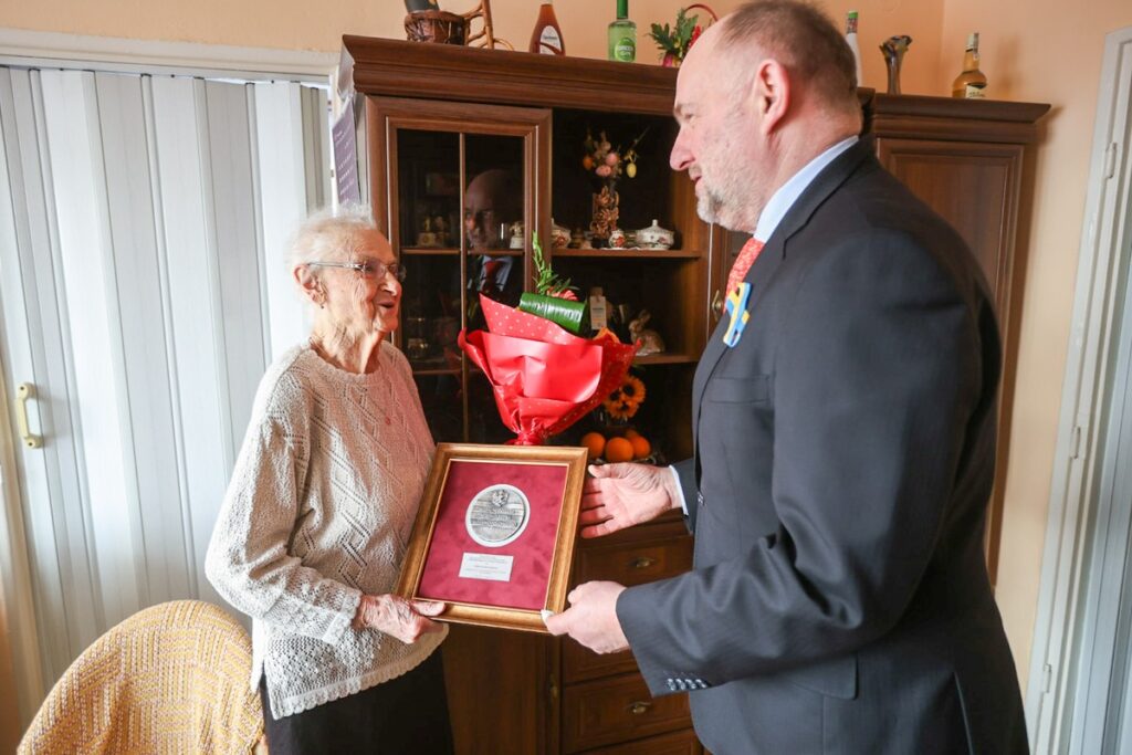 Urodzinowa wizyta u stuletniej pani Wiktorii Montewskiej, fot. Szymon Zdziebło/tarantoga.pl dla UMWKP