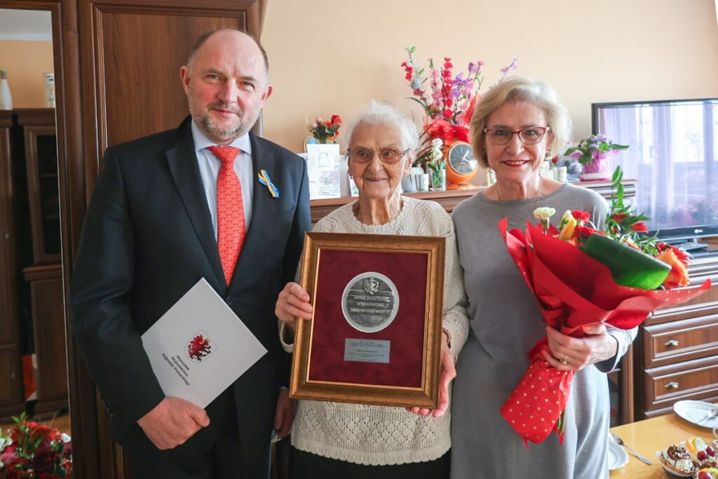 Urodzinowa wizyta u stuletniej pani Wiktorii Montewskiej, fot. Szymon Zdziebło/tarantoga.pl dla UMWKP