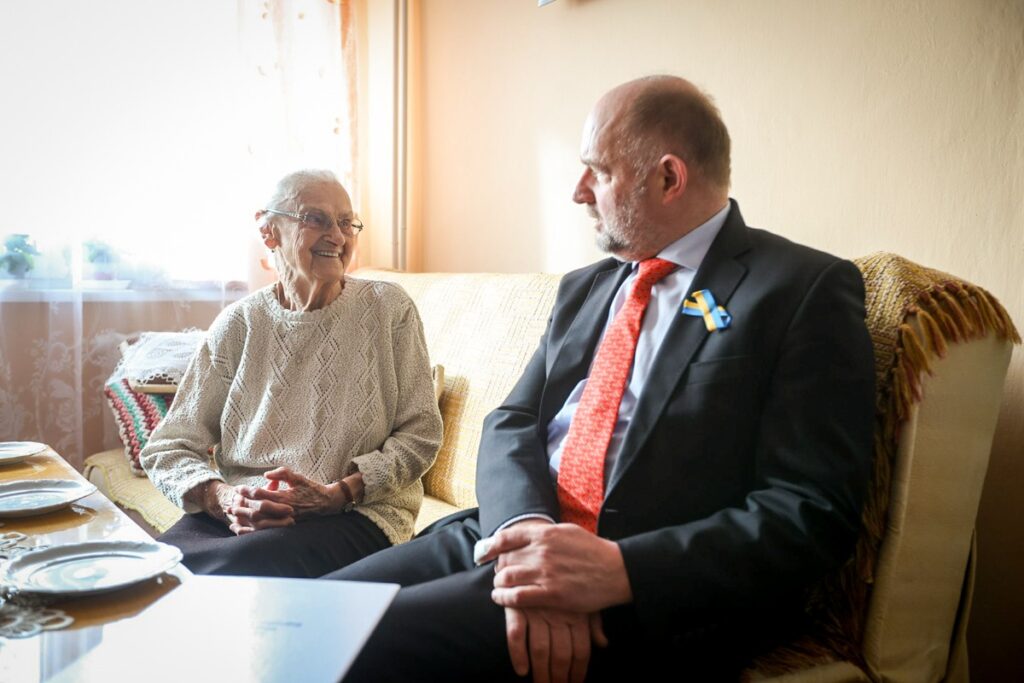 Urodzinowa wizyta u stuletniej pani Wiktorii Montewskiej, fot. Szymon Zdziebło/tarantoga.pl dla UMWKP