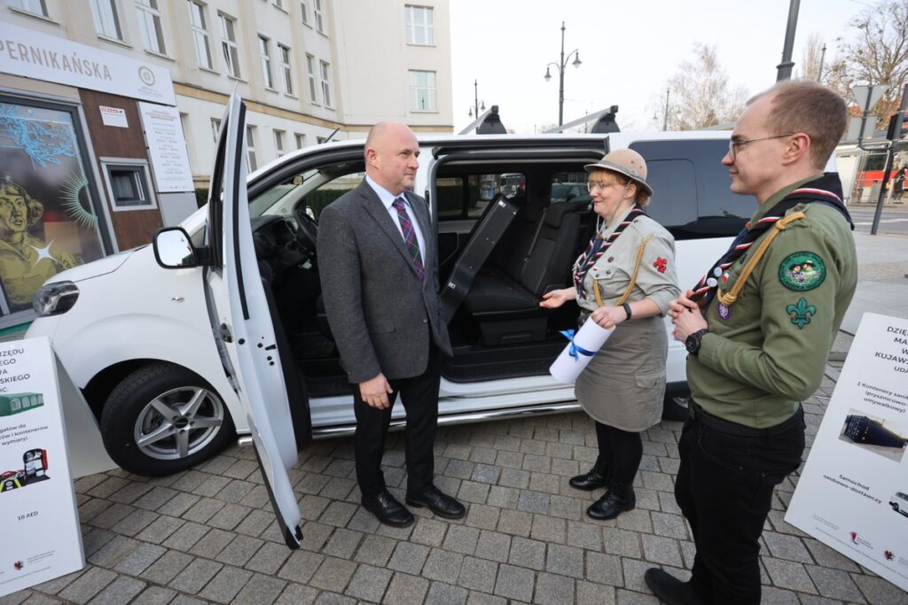 Przekazanie sprzętu harcerzom, fot. Mikołaj Kuras dla UMWKP