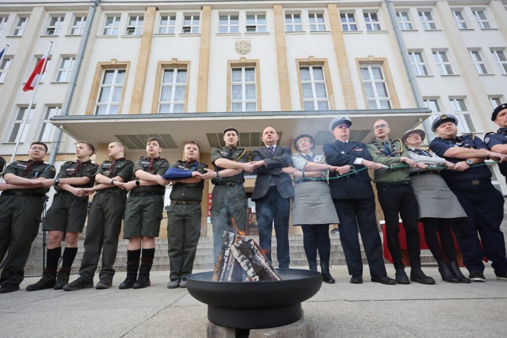 Przekazanie sprzętu harcerzom, fot. Mikołaj Kuras dla UMWKP