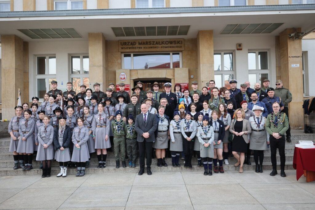 Przekazanie sprzętu harcerzom, fot. Mikołaj Kuras dla UMWKP