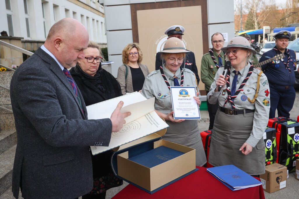 Przekazanie sprzętu harcerzom, fot. Mikołaj Kuras dla UMWKP