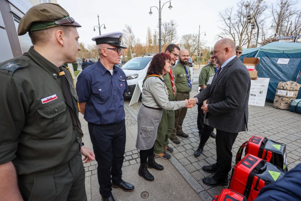 Przekazanie sprzętu harcerzom, fot. Mikołaj Kuras dla UMWKP