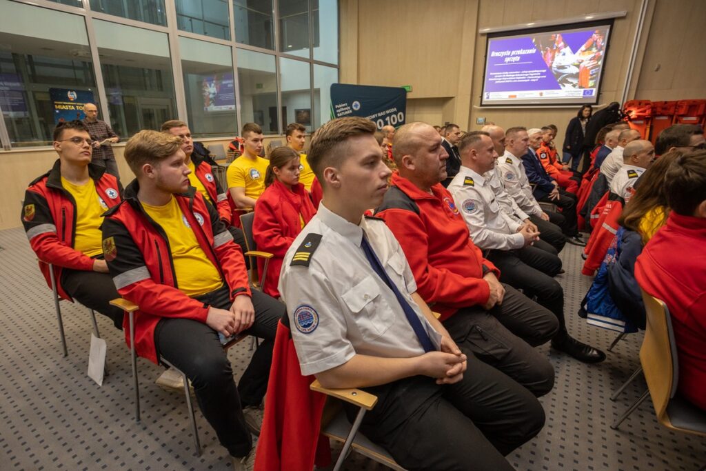 Przekazanie sprzętu dla jednostek WOPR fot. Mikołaj Kuras dla UMWKP