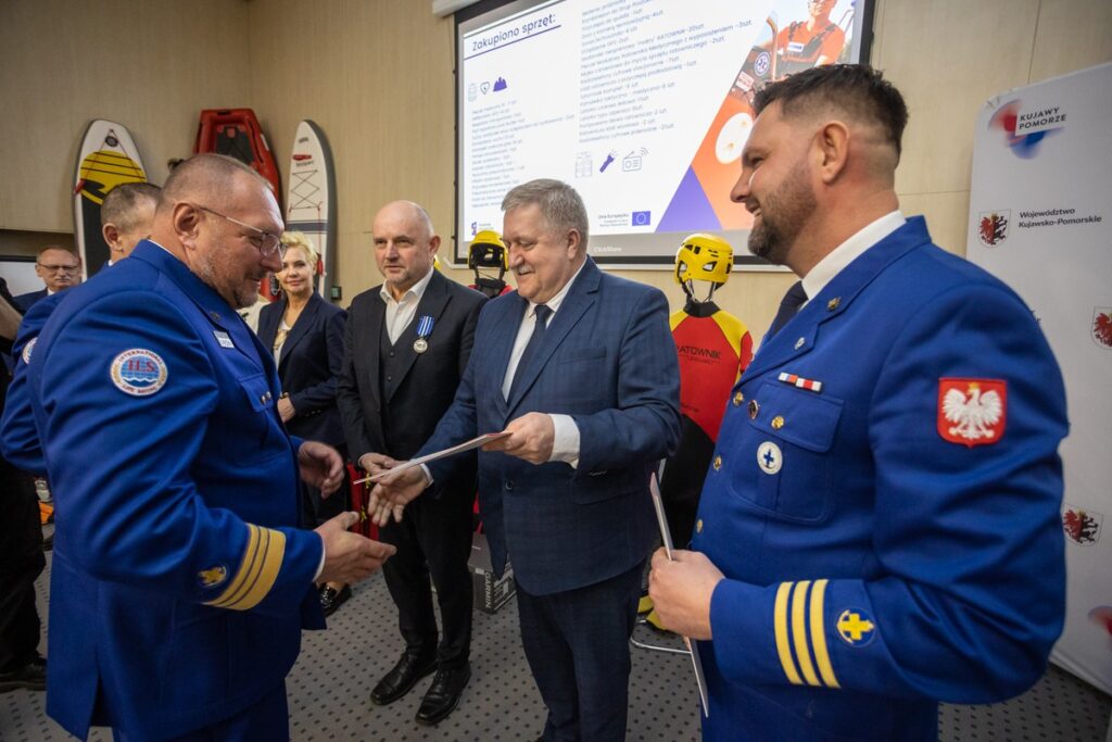 Przekazanie sprzętu dla jednostek WOPR fot. Mikołaj Kuras dla UMWKP