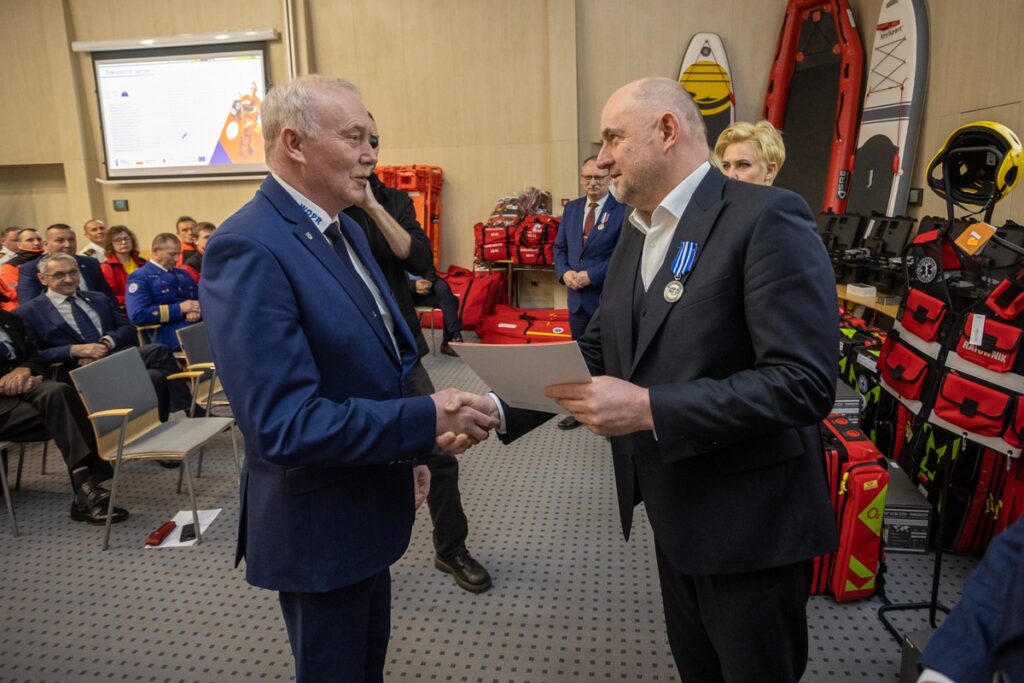 Przekazanie sprzętu dla jednostek WOPR fot. Mikołaj Kuras dla UMWKP