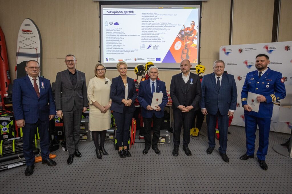 Przekazanie sprzętu dla jednostek WOPR fot. Mikołaj Kuras dla UMWKP