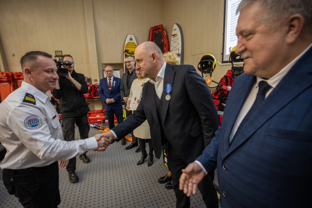 Przekazanie sprzętu dla jednostek WOPR fot. Mikołaj Kuras dla UMWKP