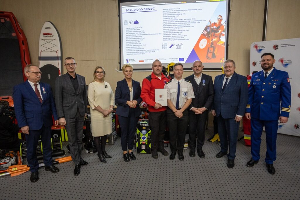 Przekazanie sprzętu dla jednostek WOPR fot. Mikołaj Kuras dla UMWKP