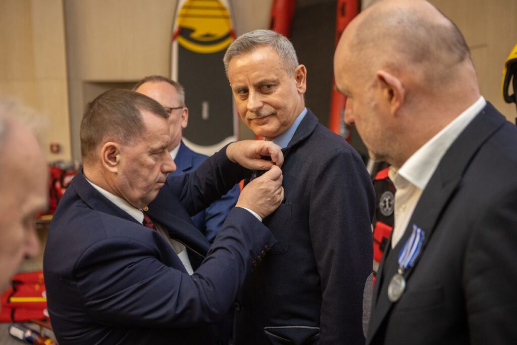 Przekazanie sprzętu dla jednostek WOPR fot. Mikołaj Kuras dla UMWKP