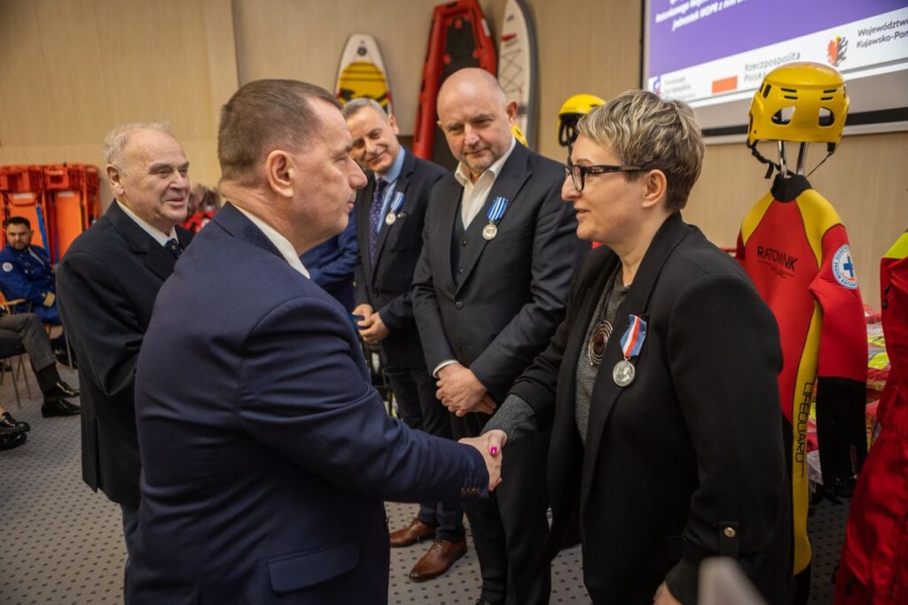 Przekazanie sprzętu dla jednostek WOPR fot. Mikołaj Kuras dla UMWKP