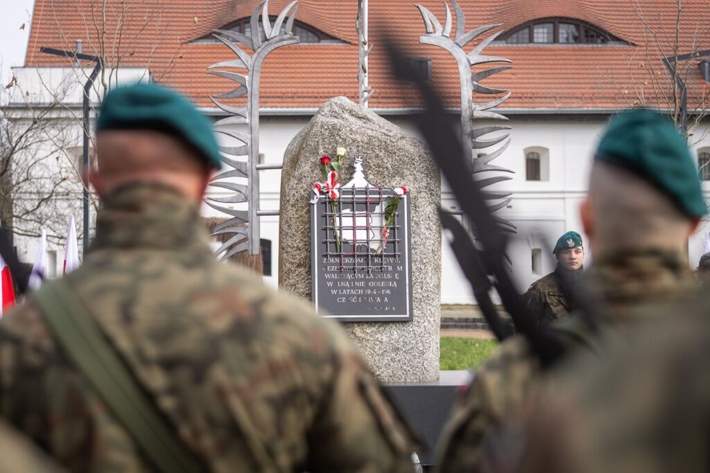 Toruńskie obchody Narodowego Dnia Pamięci Żołnierzy Wyklętych, fot. Szymon Zdziebło/tarantoga.pl dla UMWKP