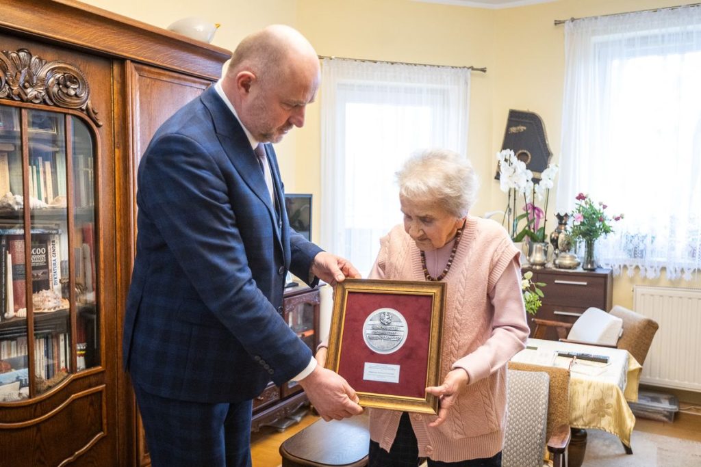 Wręczenie medalu Unitas Durat Małgorzacie Barbarze Kruszewskiej, fot. Szymon Zdziebło/tarantoga.pl dla UMWKP