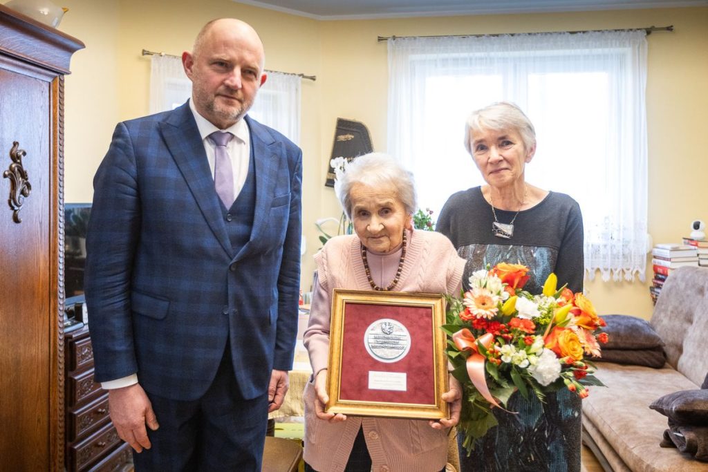 Wręczenie medalu Unitas Durat Małgorzacie Barbarze Kruszewskiej, fot. Szymon Zdziebło/tarantoga.pl dla UMWKP