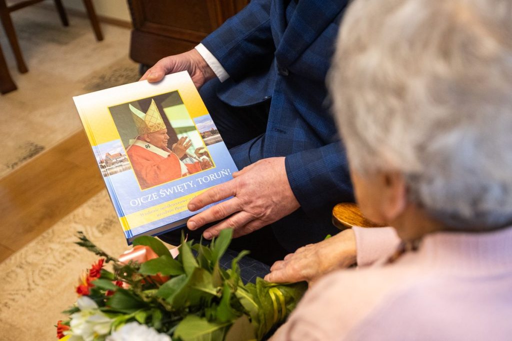 Wręczenie medalu Unitas Durat Małgorzacie Barbarze Kruszewskiej, fot. Szymon Zdziebło/tarantoga.pl dla UMWKP