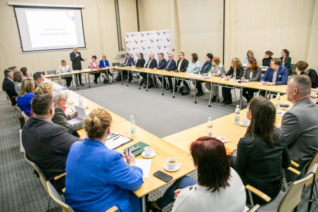 Inauguracyjne spotkanie zespołu ds. ustawy antysmogowej, fot. Andrzej Goiński dla UMWKP