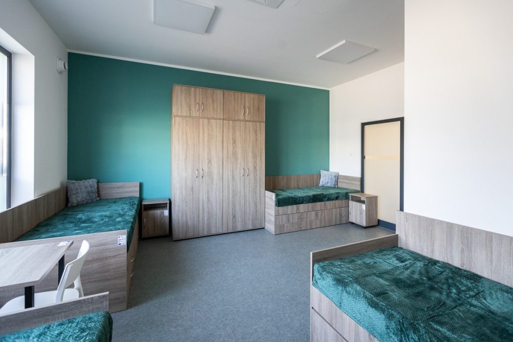 Otwarcie Całodobowego Młodzieżowego Oddziału Leczenia Uzależnień w Czerniewicach, fot. Szymon Zdziebło/tarantoga.pl dla UMWKP