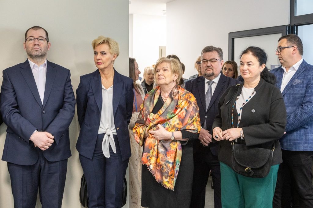 Otwarcie Całodobowego Młodzieżowego Oddziału Leczenia Uzależnień w Czerniewicach, fot. Szymon Zdziebło/tarantoga.pl dla UMWKP