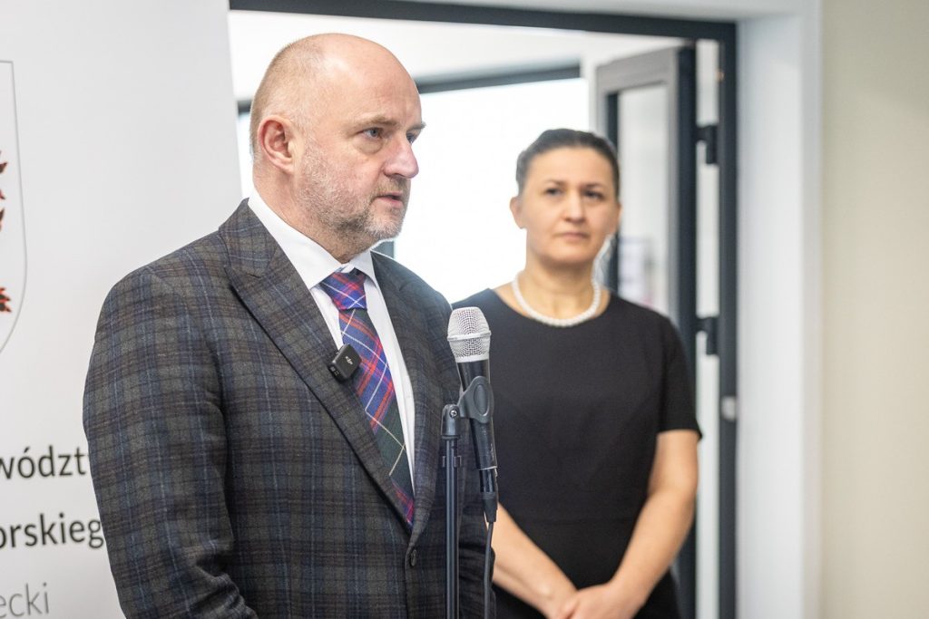 Otwarcie Całodobowego Młodzieżowego Oddziału Leczenia Uzależnień w Czerniewicach, fot. Szymon Zdziebło/tarantoga.pl dla UMWKP