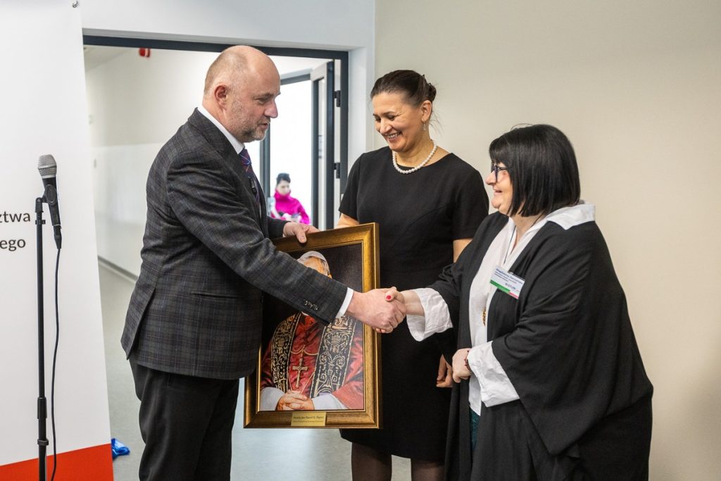 Otwarcie Całodobowego Młodzieżowego Oddziału Leczenia Uzależnień w Czerniewicach, fot. Szymon Zdziebło/tarantoga.pl dla UMWKP