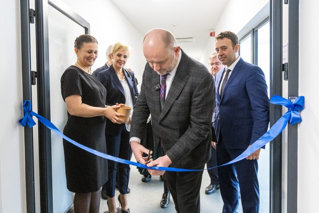 Otwarcie Całodobowego Młodzieżowego Oddziału Leczenia Uzależnień w Czerniewicach, fot. Szymon Zdziebło/tarantoga.pl dla UMWKP