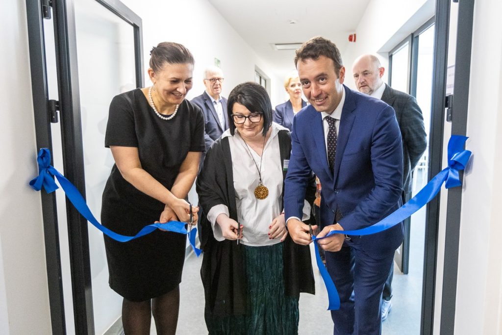 Otwarcie Całodobowego Młodzieżowego Oddziału Leczenia Uzależnień w Czerniewicach, fot. Szymon Zdziebło/tarantoga.pl dla UMWKP