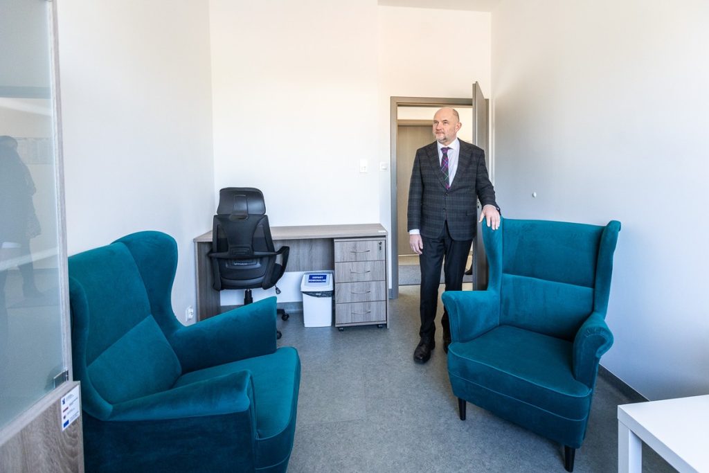 Otwarcie Całodobowego Młodzieżowego Oddziału Leczenia Uzależnień w Czerniewicach, fot. Szymon Zdziebło/tarantoga.pl dla UMWKP