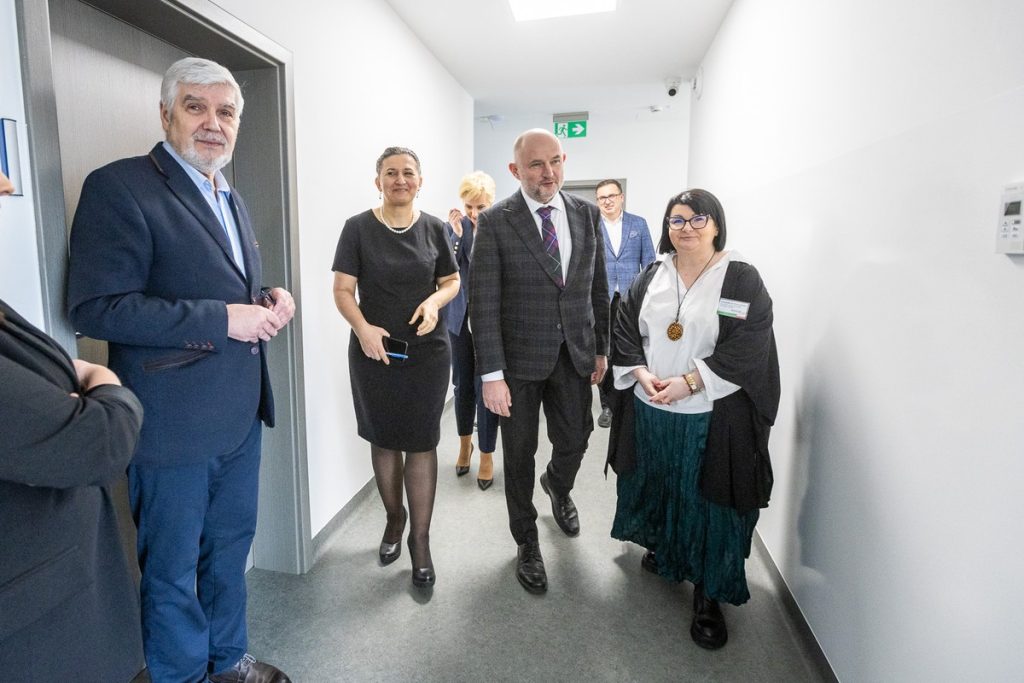 Otwarcie Całodobowego Młodzieżowego Oddziału Leczenia Uzależnień w Czerniewicach, fot. Szymon Zdziebło/tarantoga.pl dla UMWKP