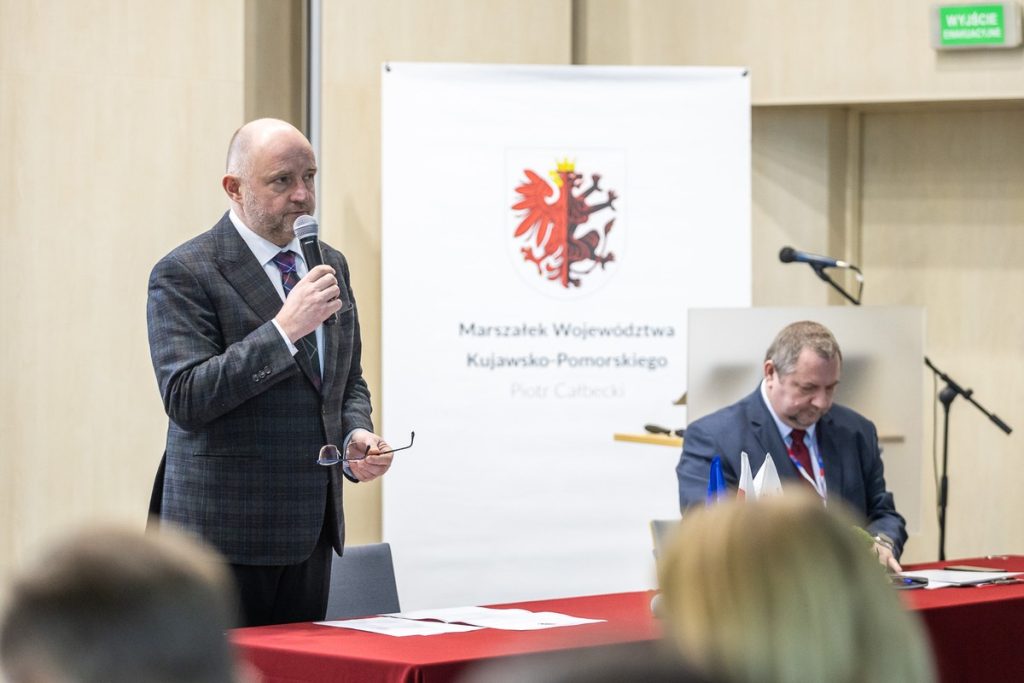 Podpisanie deklaracji w sprawie kolei dużych prędkości, fot. Szymon Zdziebło/tarantoga.pl dla UMWKP