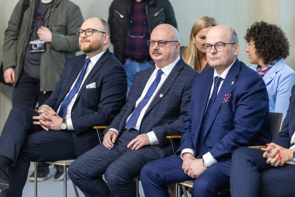 Podpisanie deklaracji w sprawie kolei dużych prędkości, fot. Szymon Zdziebło/tarantoga.pl dla UMWKP