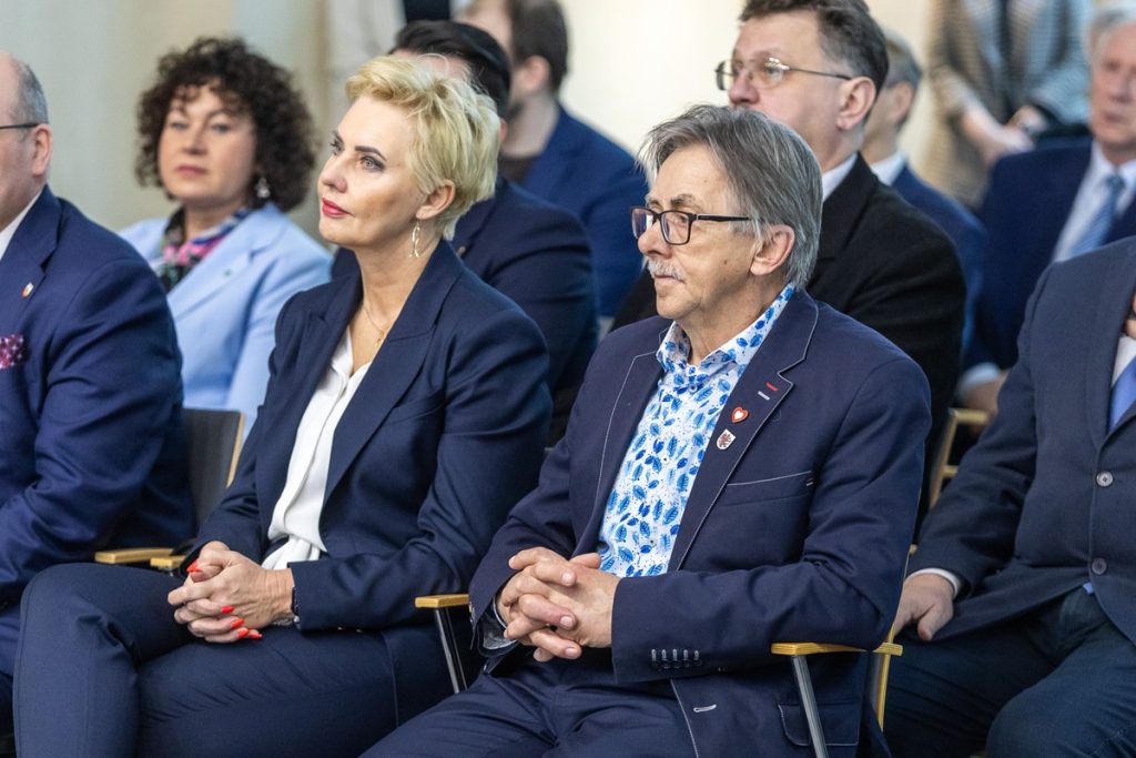 Podpisanie deklaracji w sprawie kolei dużych prędkości, fot. Szymon Zdziebło/tarantoga.pl dla UMWKP