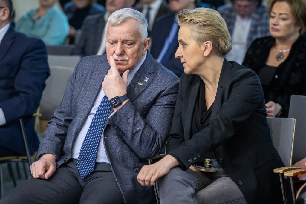 Podpisanie deklaracji w sprawie kolei dużych prędkości, fot. Szymon Zdziebło/tarantoga.pl dla UMWKP