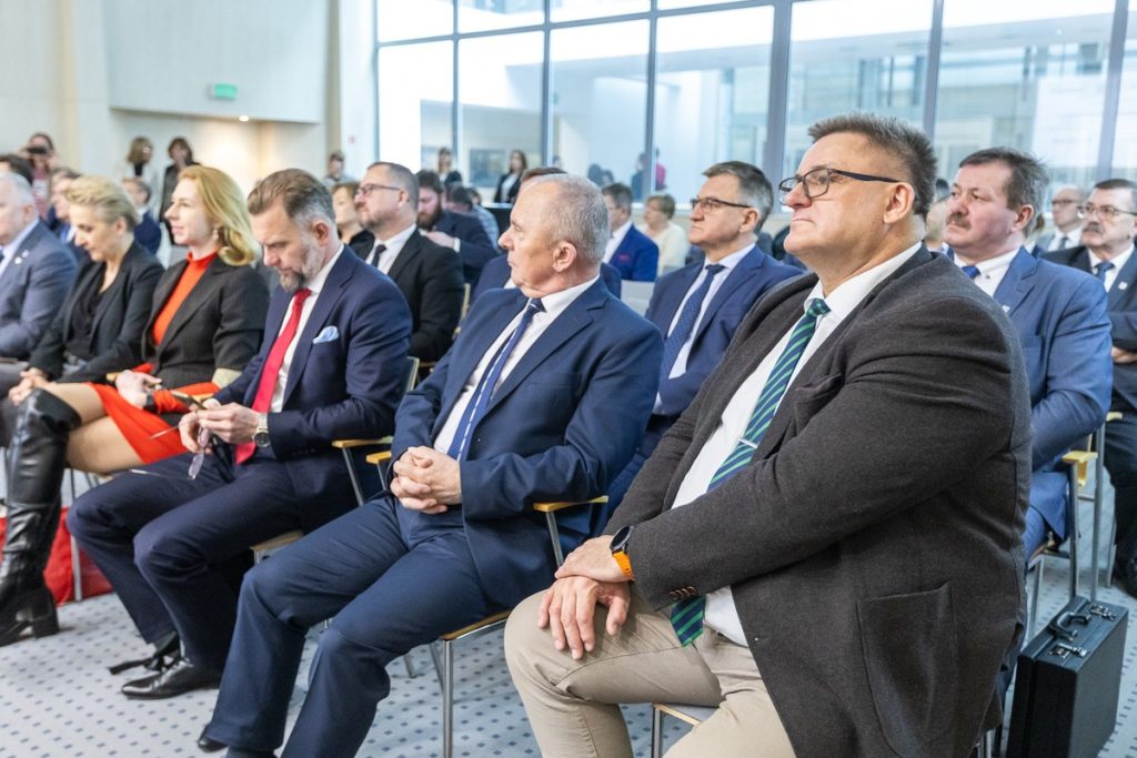 Podpisanie deklaracji w sprawie kolei dużych prędkości, fot. Szymon Zdziebło/tarantoga.pl dla UMWKP