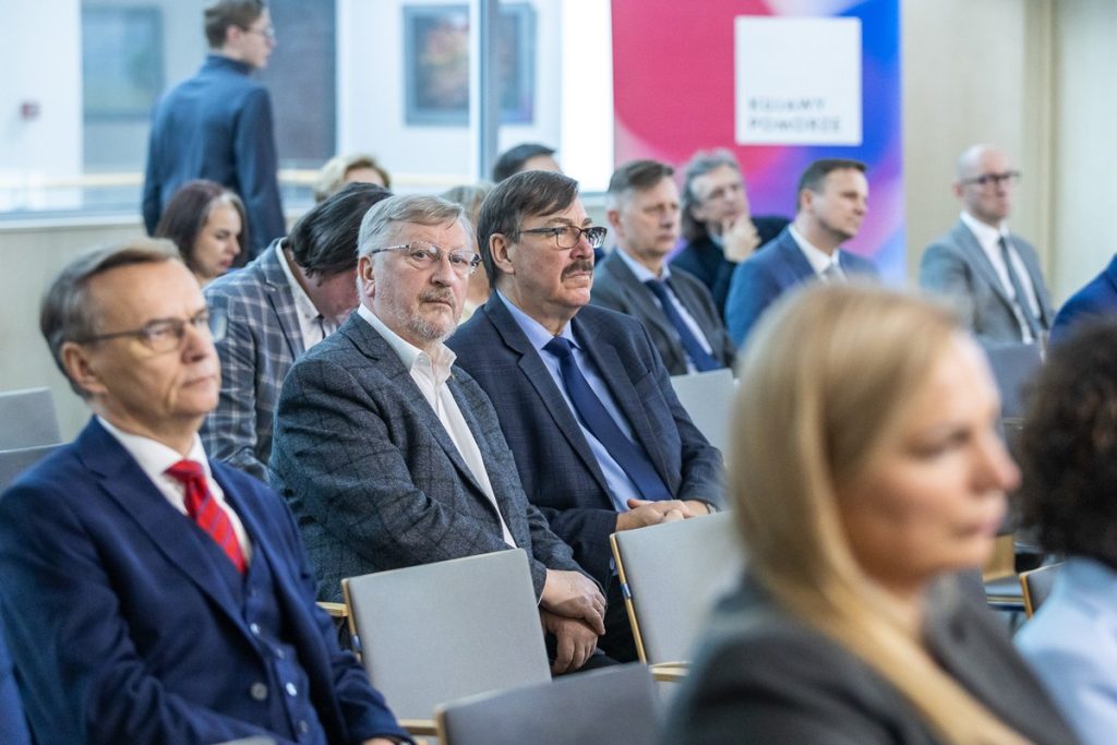 Podpisanie deklaracji w sprawie kolei dużych prędkości, fot. Szymon Zdziebło/tarantoga.pl dla UMWKP