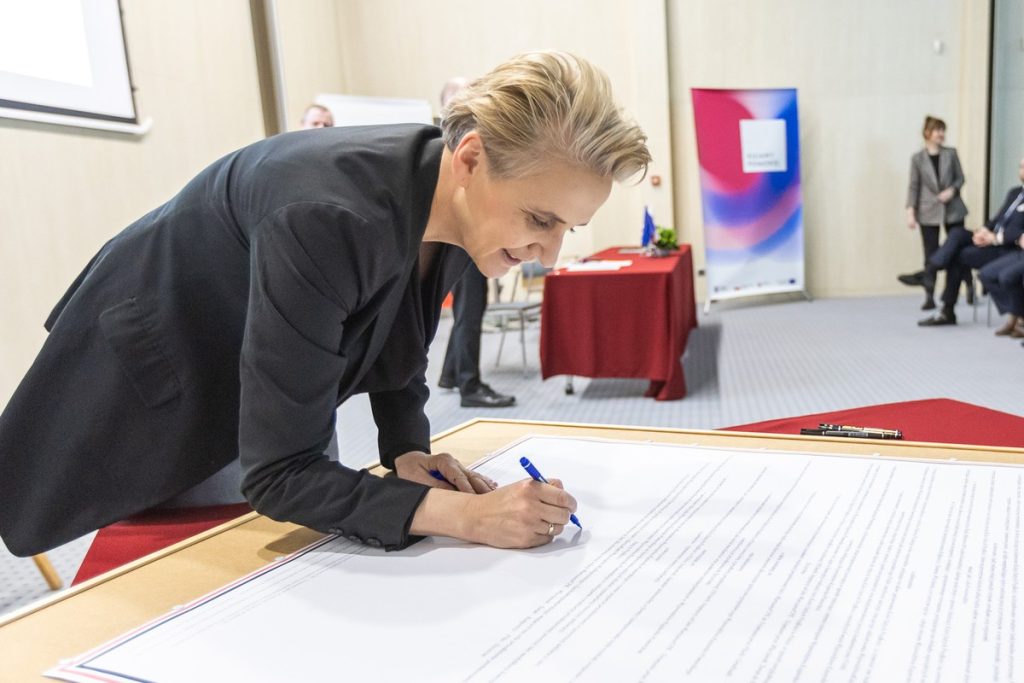 Podpisanie deklaracji w sprawie kolei dużych prędkości, fot. Szymon Zdziebło/tarantoga.pl dla UMWKP