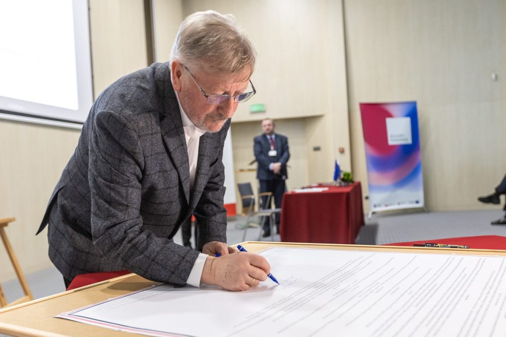 Podpisanie deklaracji w sprawie kolei dużych prędkości, fot. Szymon Zdziebło/tarantoga.pl dla UMWKP