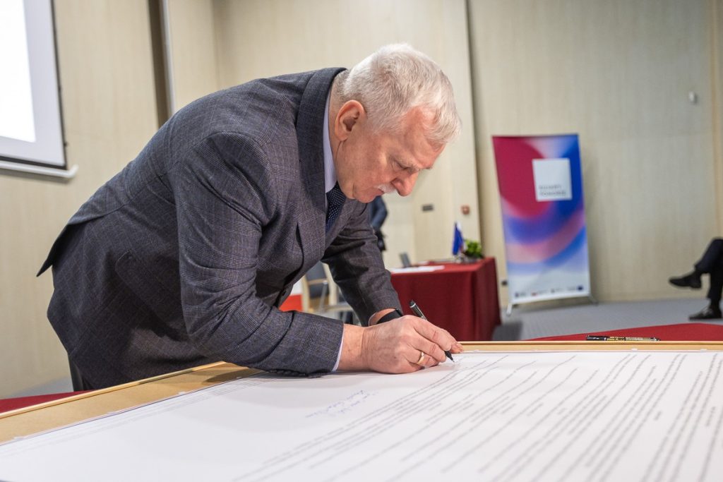 Podpisanie deklaracji w sprawie kolei dużych prędkości, fot. Szymon Zdziebło/tarantoga.pl dla UMWKP