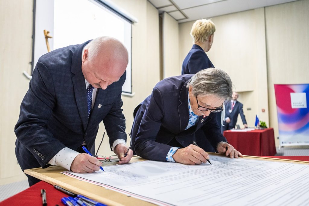 Podpisanie deklaracji w sprawie kolei dużych prędkości, fot. Szymon Zdziebło/tarantoga.pl dla UMWKP