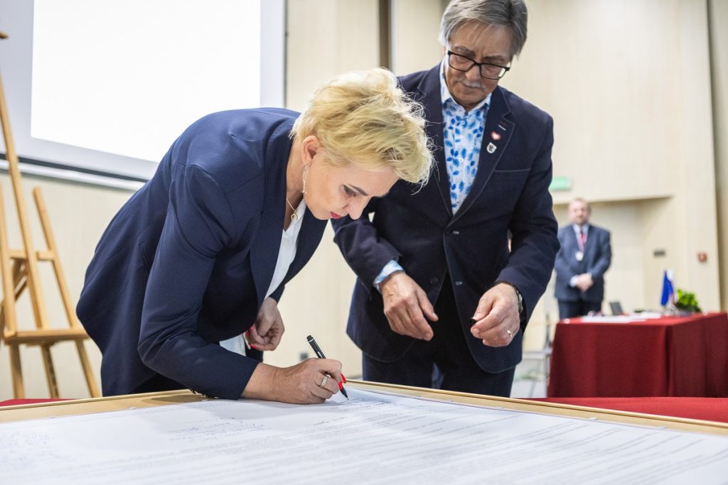 Podpisanie deklaracji w sprawie kolei dużych prędkości, fot. Szymon Zdziebło/tarantoga.pl dla UMWKP