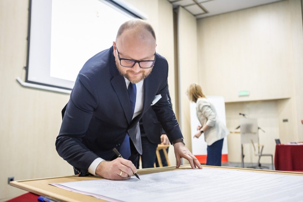 Podpisanie deklaracji w sprawie kolei dużych prędkości, fot. Szymon Zdziebło/tarantoga.pl dla UMWKP