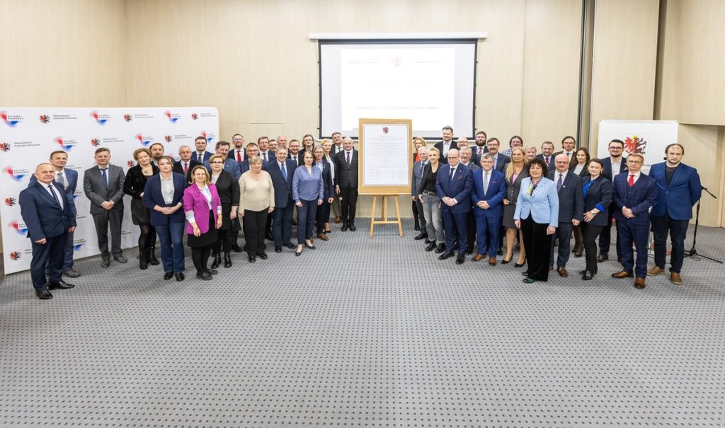 Podpisanie deklaracji w sprawie kolei dużych prędkości, fot. Szymon Zdziebło/tarantoga.pl dla UMWKP