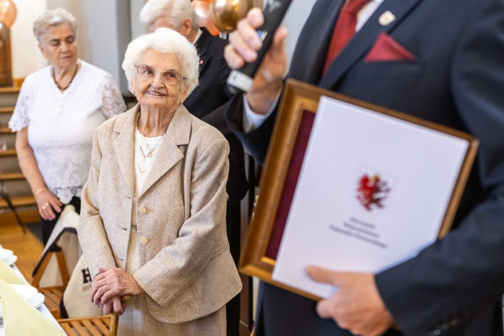 Wręczenie medalu Unitas Durat Irenie Krawczyk, fot. Szymon Zdziebło/tarantoga.pl dla UMWKP