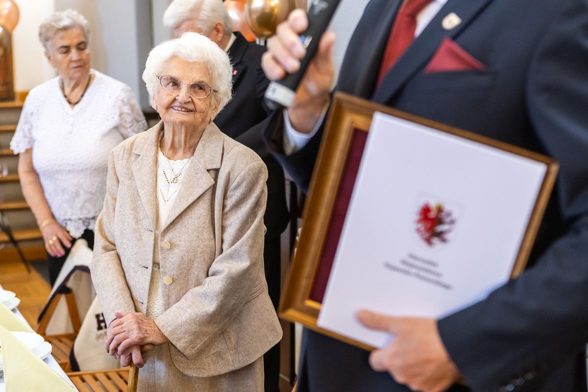 Wręczenie medalu Unitas Durat Irenie Krawczyk, fot. Szymon Zdziebło/tarantoga.pl dla UMWKP