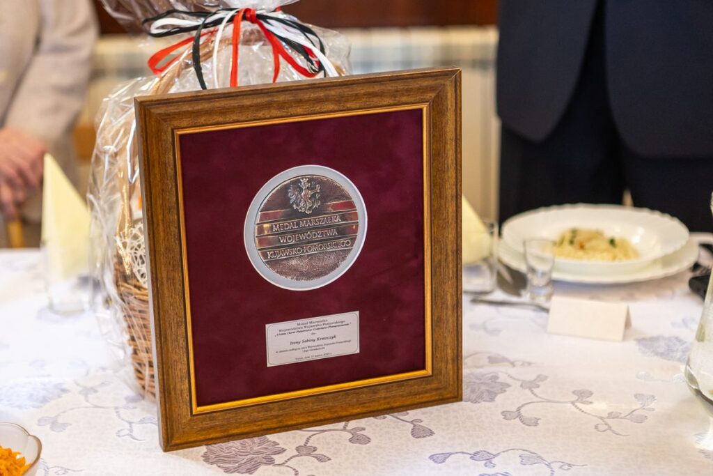 Wręczenie medalu Unitas Durat Irenie Krawczyk, fot. Szymon Zdziebło/tarantoga.pl dla UMWKP