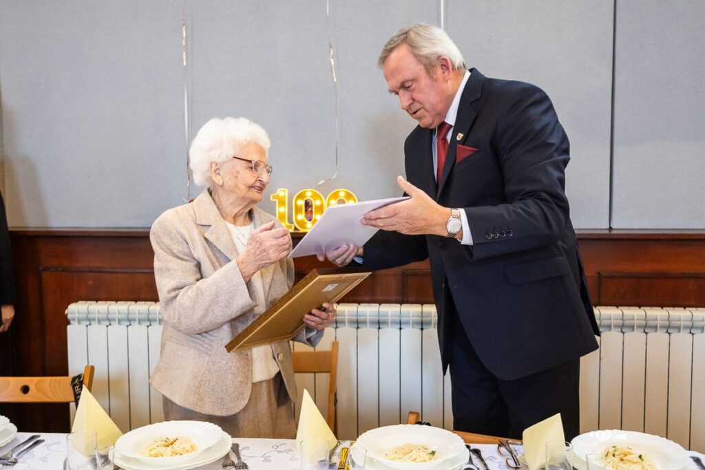 Wręczenie medalu Unitas Durat Irenie Krawczyk, fot. Szymon Zdziebło/tarantoga.pl dla UMWKP